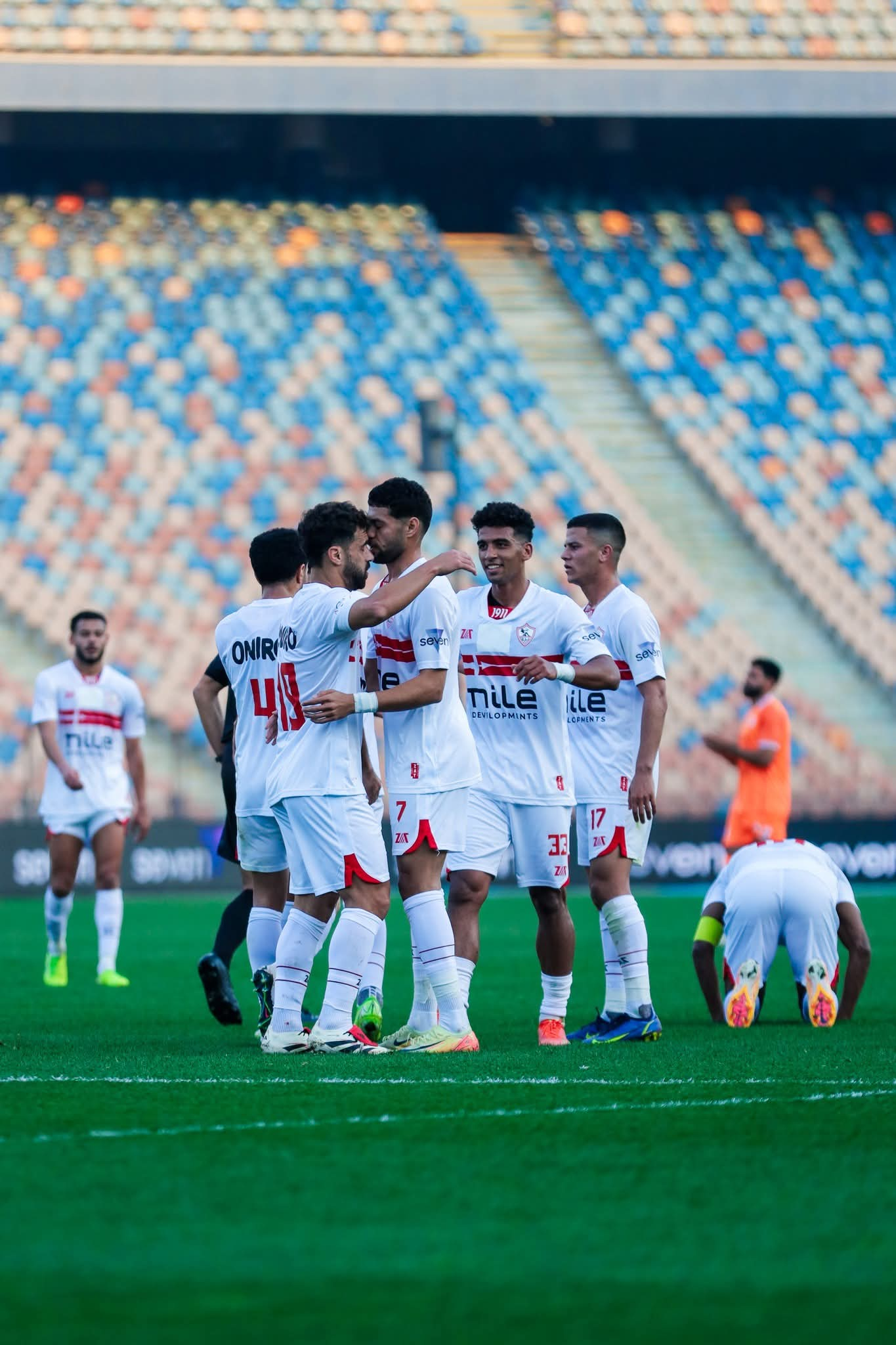 جماهير الزمالك تحتفل بفوز الفريق على بلاك بولز الموزمبيقي