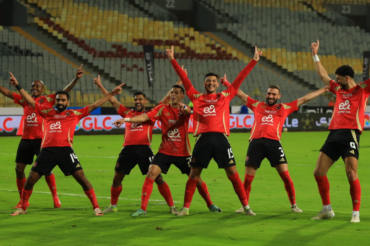 كاف يعلن طاقم حكام مباراة الأهلي وشباب بلوزداد في دوري أبطال إفريقيا