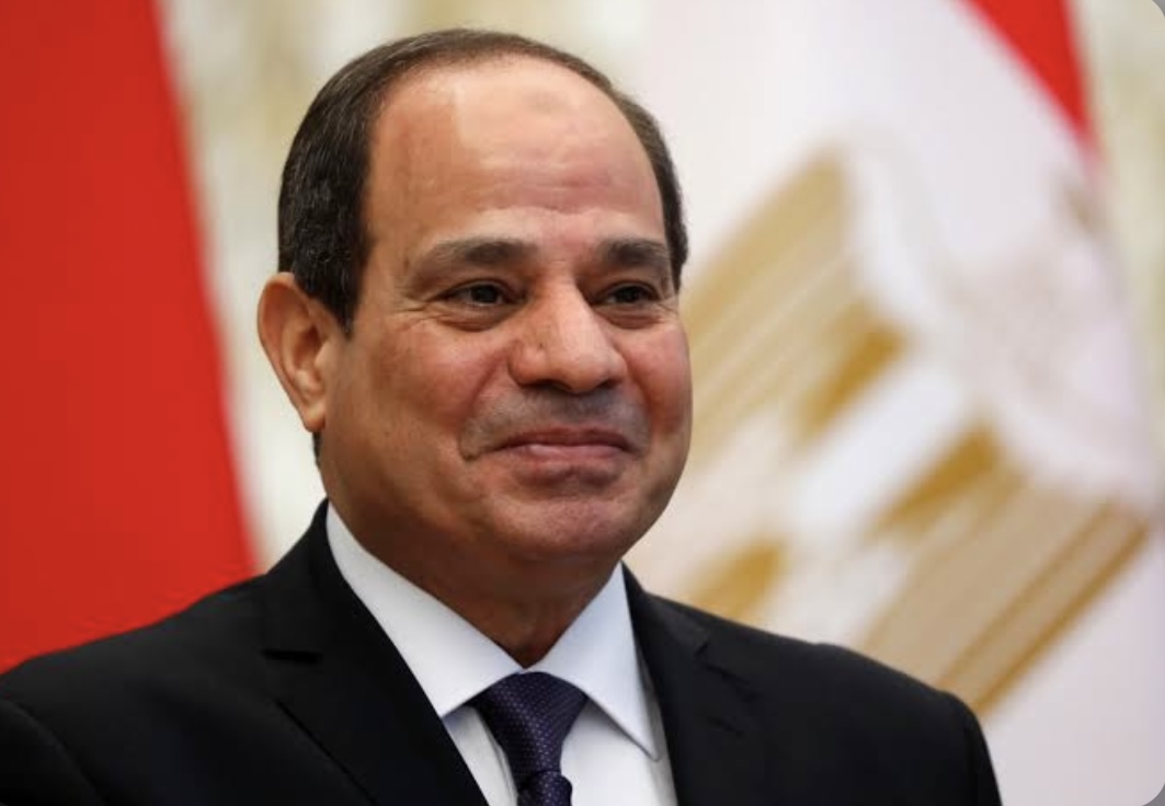 الرئيس السيسي يهنئ الشعب المصري والعالم بمناسبة بداية العام الميلادي 2025: «عام جديد يحمل الخير والازدهار»